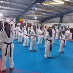 Taekwondo béninois : Le Gouvernement et la Fédération en action pour une professionnalisation durable Dans une dynamique de structuration et de montée en compétence, la Fédération béninoise de Taekwondo (FBTAE) poursuit activement la professionnalisation de la discipline au Bénin. Du vendredi 13 au dimanche 15 juin 2025, une session de formation intensive se tient au siège fédéral, à l’attention des responsables techniques des ligues régionales. Cette formation marque une étape décisive dans le processus de modernisation du taekwondo national, avec l’appui technique du Grand Maître Pierre Ogoudjobi, figure emblématique de la discipline. L’objectif est clair : renforcer les capacités techniques, pédagogiques, managériales et stratégiques des participants afin d’harmoniser les pratiques sur tout le territoire. Un pas décisif vers un Taekwondo moderne et compétitif Au-delà des aspects sportifs, cette initiative s’attaque aux véritables défis de la professionnalisation. Les responsables régionaux seront formés à : L’harmonisation des méthodes d’enseignement La maîtrise des nouvelles réglementations internationales (WT) Le perfectionnement en arbitrage La planification, le suivi et l’évaluation des performances sportives Cette formation intègre également des modules sur la gestion efficace des équipes, la communication et le leadership, des compétences devenues indispensables pour accompagner les athlètes béninois vers l’excellence et la compétitivité internationale. Un levier de cohésion nationale et de performance En structurant et professionnalisant les encadrements régionaux, la FBTAE entend également renforcer la cohésion entre les différents acteurs du Taekwondo au Bénin. La vision portée par le Grand Maître Pierre Ogoudjobi vise à fédérer les techniciens autour d’un Taekwondo rigoureux, inclusif et performant. Cette session de formation n’est pas une simple mise à niveau ; elle constitue une véritable stratégie de transformation durable, capable de hisser le Taekwondo béninois vers les standards internationaux et de faire rayonner le Bénin sur les podiums africains et mondiaux. Avec cette initiative, la Fédération béninoise de Taekwondo, en synergie avec les ambitions du gouvernement, jette les bases d’une nouvelle ère pour le sport béninois. Ablam AKODJEVO