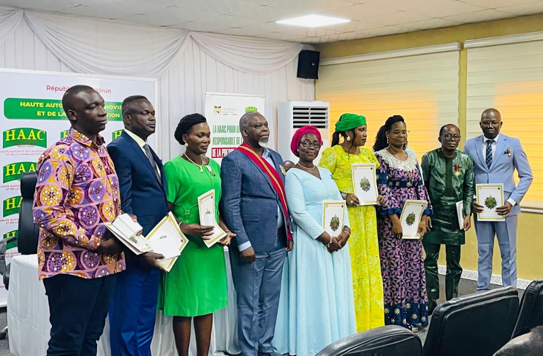 𝗗𝗶𝘀𝘁𝗶𝗻𝗰𝘁𝗶𝗼𝗻𝘀 𝗵𝗼𝗻𝗼𝗿𝗶𝗳𝗶𝗾𝘂𝗲𝘀 : 𝗹𝗮 𝗚𝗿𝗮𝗻𝗱𝗲 𝗖𝗵𝗮𝗻𝗰𝗲𝗹𝗹𝗲𝗿𝗶𝗲 𝗱𝘂 𝗕𝗲́𝗻𝗶𝗻 𝗲́𝗹𝗲̀𝘃𝗲 𝗵𝘂𝗶𝘁 (𝟬𝟴) 𝗰𝗮𝗱𝗿𝗲𝘀 𝗱𝗲 𝗹𝗮 𝗛𝗔𝗔𝗖 𝗮̀ 𝗱𝗶𝘃𝗲𝗿𝘀 𝗴𝗿𝗮𝗱𝗲𝘀